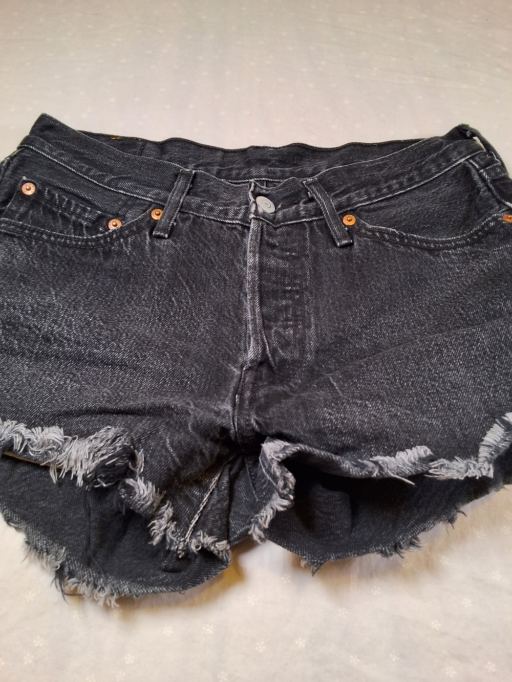 Levi's Womens Gray Straight Jeans Shorts with Signature Back Pocket - Picture 2 of 10